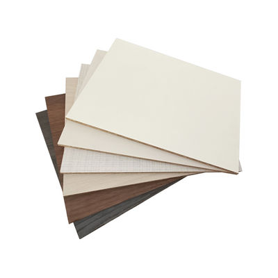 Δυσσωρευτότητα 680-830KG/M3 2-25mm 1220*2440mm MDF φύλλο μελαμίνης για εσωτερική διακόσμηση
