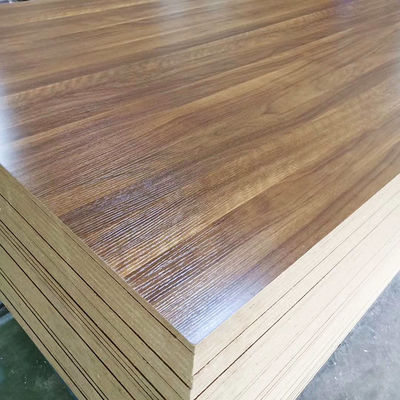 Μεγάλο μέγεθος 18 X 24 18 mm Ακατέργαστη πλακέτα Mdf στη Μαλαισία Πρότυπα εκπομπής φορμαλδεΰδης E0