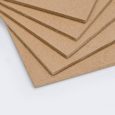 Δυσσωρευτότητα 680-830KG/M3 σκληρές πλάκες 18mm Plain Mdf Raw Wood Fiberboards 1220*2440mm