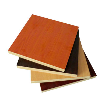 Σκληρές πλάκες Mdf 15mm Λευκό χρώμα μελαμίνης Mdf με πυκνότητα 680-830KG/m3